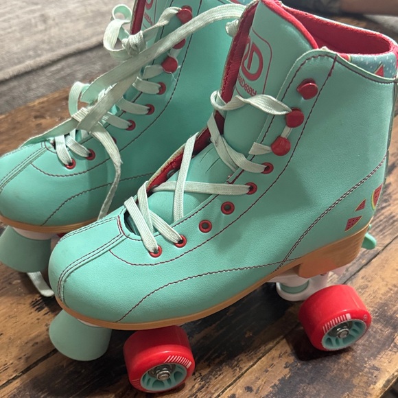 Roller Derby Other - Kids Roller Derby Mint Roller Skates with Coral Accents